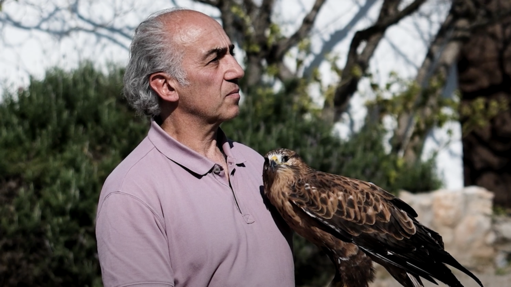 Fares Boustanji in een coaching sessie met roofvogels